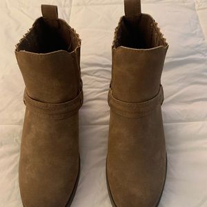 Light tan Roxy ankle boots